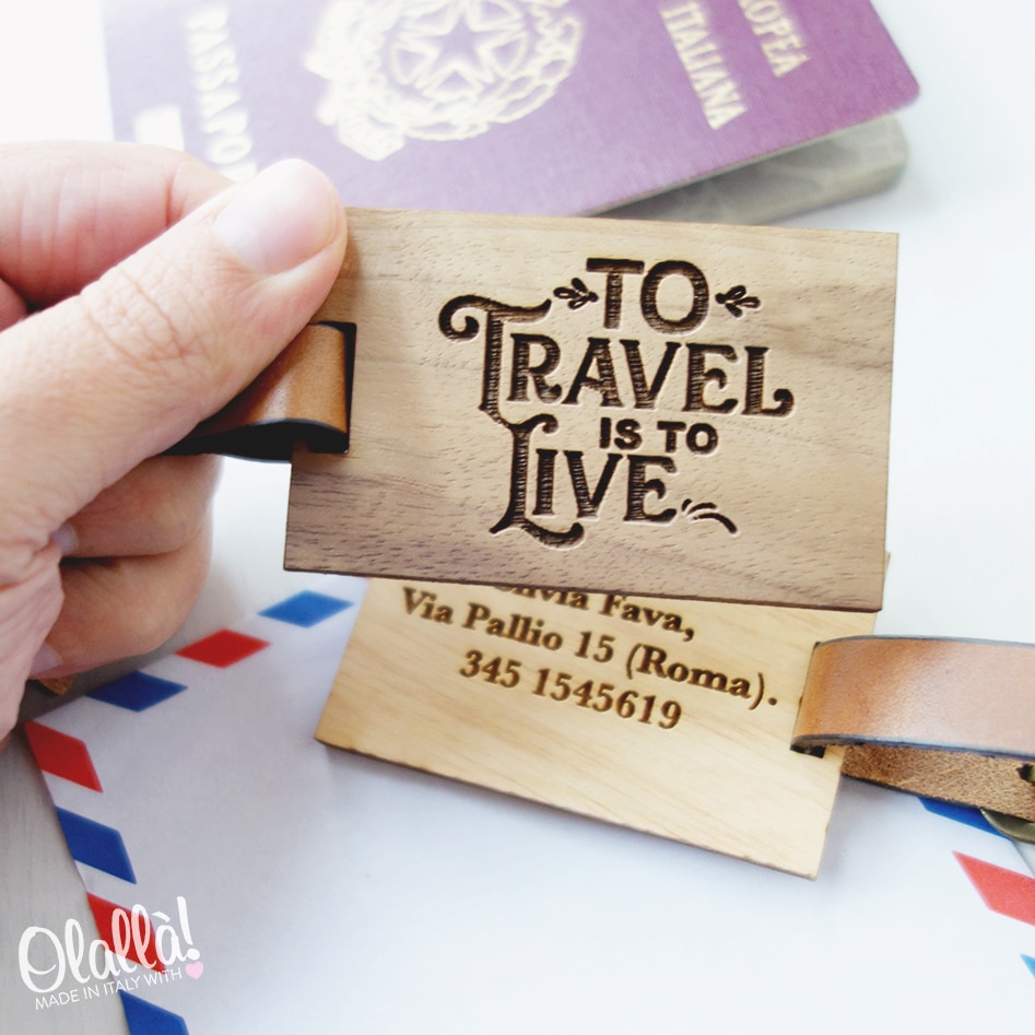 Tag da Viaggio in Legno Personalizzato to Travel is to Live - Idea Regalo  per Chi Ama Viaggiare