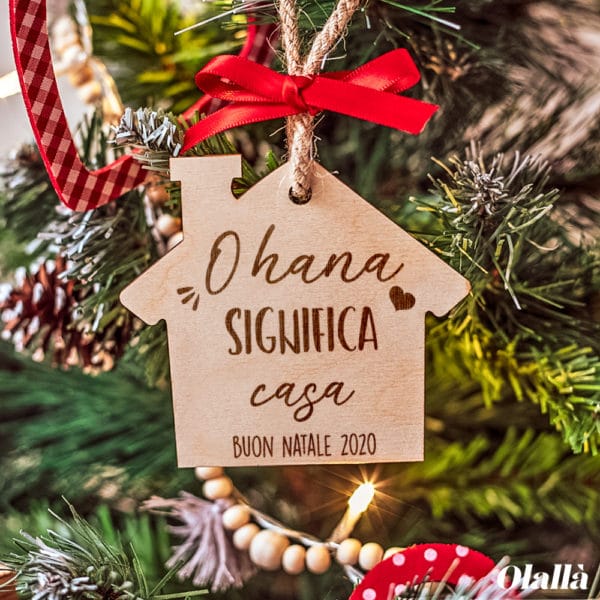 Casetta in Legno, Decorazione da Appendere all'Albero di Natale Personalizzata con la tua Dedica - Regalo di Natale - immagine 2