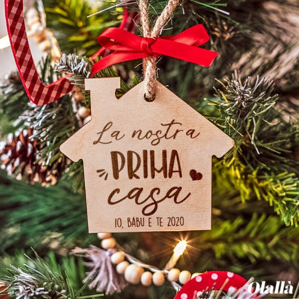 Casetta in Legno, Decorazione da Appendere all'Albero di Natale Personalizzata con la tua Dedica - Regalo di Natale - immagine 4