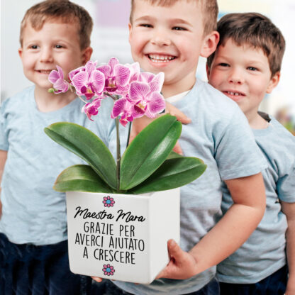 bambini-vaso-maestra-personalizzato-aiutato-crescere-grazie