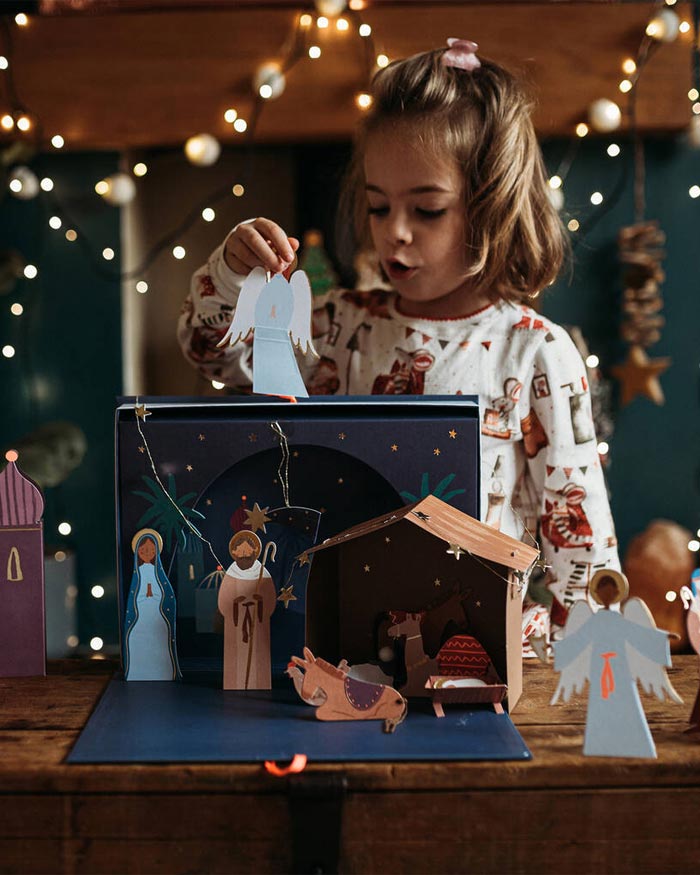 Il presepe realizzato dalle famiglie dà il via al calendario