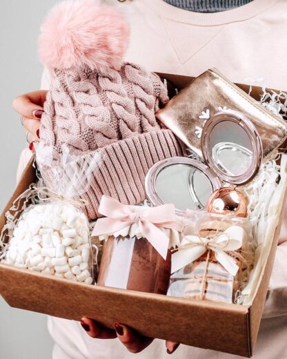 gift-box-ragazzina-magia-inverno-rosa