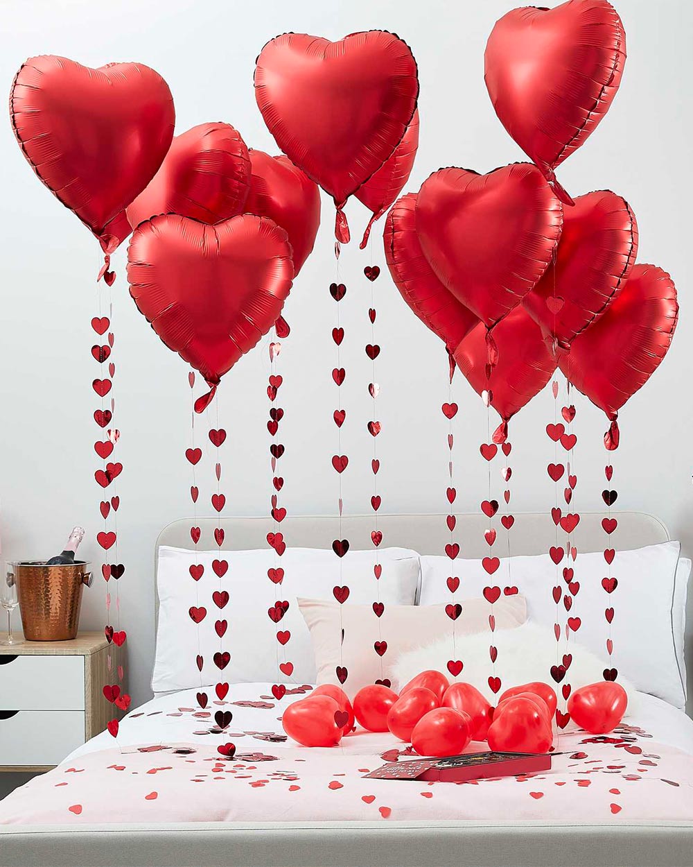 Kit Decorazioni a Tema San Valentino con Palloncini a Forma di Cuore Rosso  Metallizzato e Coriandoli - Idea Decorazione San Valentino per la Camera o  Casa