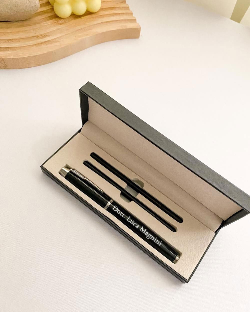 Penna Stilografica in Legno Personalizzabile con Nome e Dedica - Idea Regalo  Originale per Maestre, Fine Anno Scolastico, Regalo di Classe