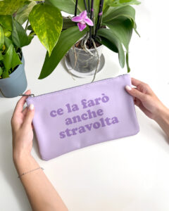 pochette-pelle-colorata-frase-ce-la-.faro-stravolta