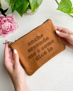 pochette-personalizzata-frase-regalo-amica-cuoio