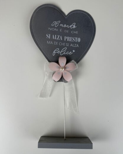 Decorazione Stile Shabby a Cuore con Fiore e scritta “Il Mondo Non E' Di Chi Si Alza Presto Ma di Chi Si Alza Felice"