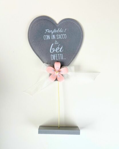 Decorazione Stile Shabby a Cuore con Fiore e scritta “Perfetti! Con un Sacco di Bei Difetti”