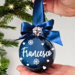 pallina-personalizzata-natale-nome-blu-in-mano